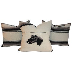 Colección de tres almohadas de tejido indio