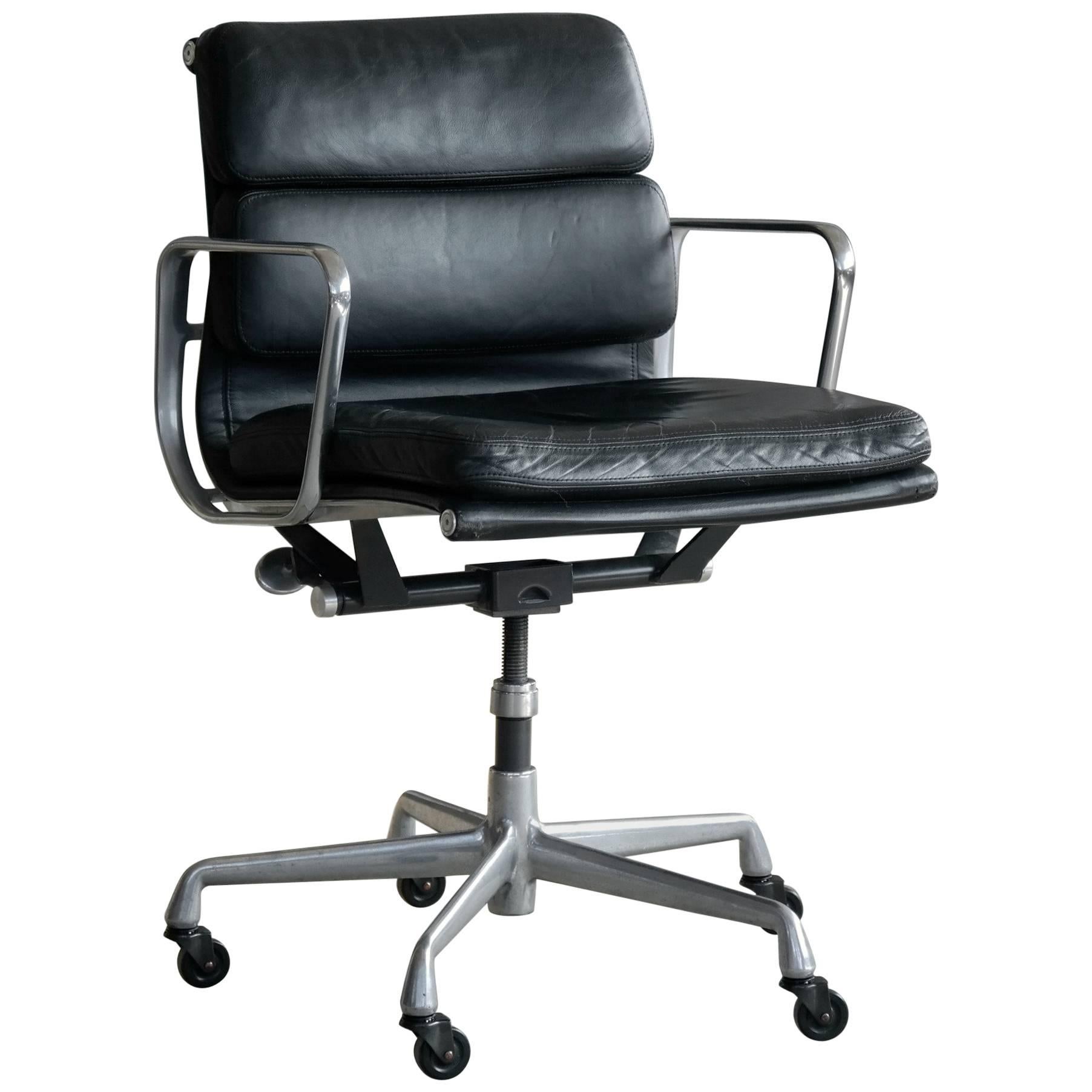 Eames Soft Pad Management Chair Model Ea434 European Issue with Caster Wheels