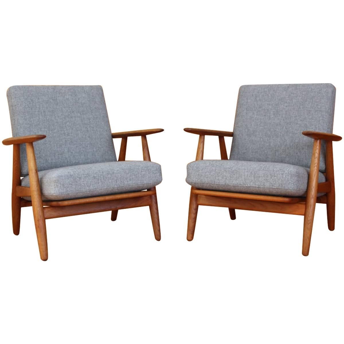 Pair of Hans Wegner Oak 'Cigar' Lounge Chairs Model GE-240 GETAMA, Denmark For Sale