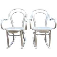 Sedia a dondolo in legno di bengala con patina bianca del XX secolo, stile Thonet