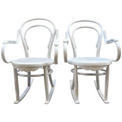 Silla mecedora de madera curvada patinada blanca del siglo XX estilo Thonet