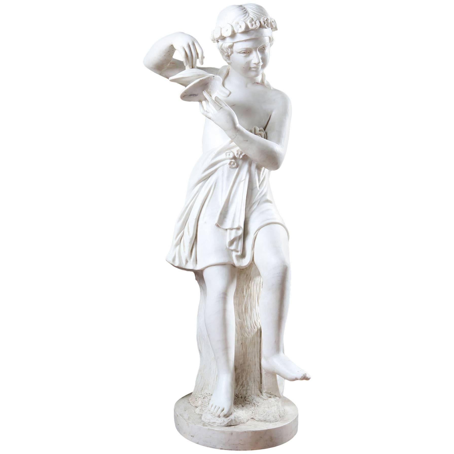 Statue aus Bildhauermarmor eines Kindes, das Musik verkörpert