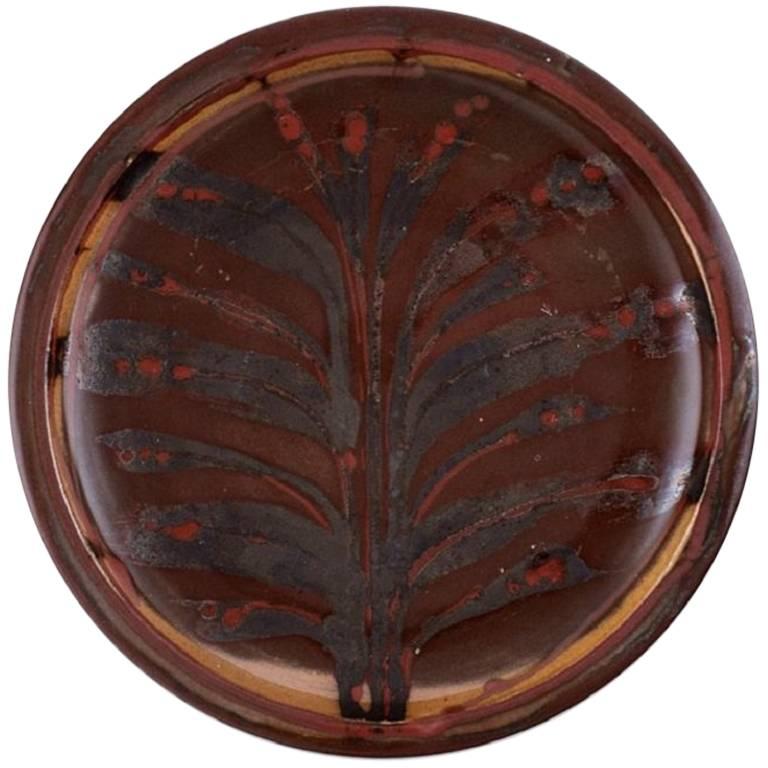 Robin Hopper, ceramista inglese e canadese. Piatto in ceramica con smalto a lustro. 1980s in vendita