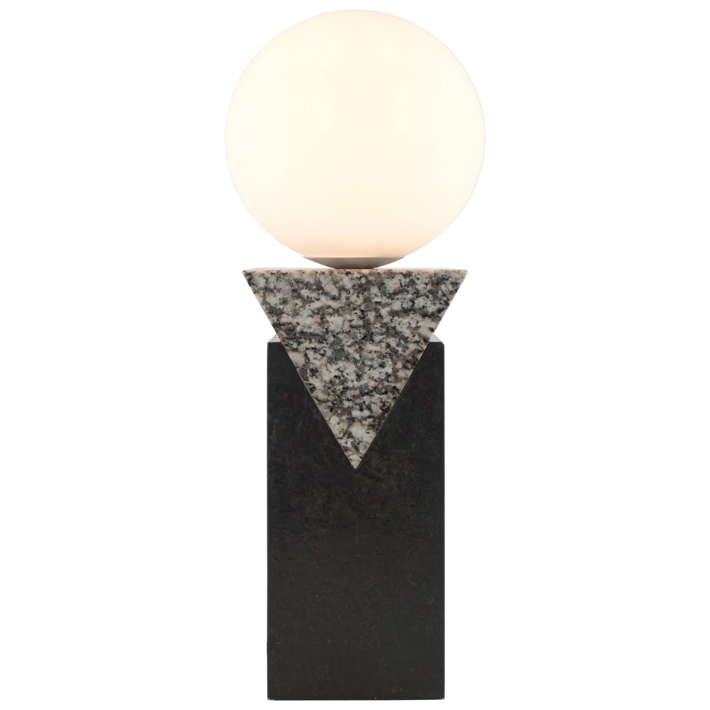 Lampe de bureau monumentale contemporaine - Triangle en granit, acier massif et verre