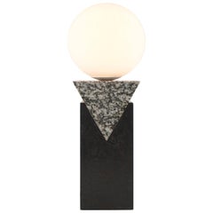 Lampe de bureau monumentale contemporaine - Triangle en granit, acier massif et verre