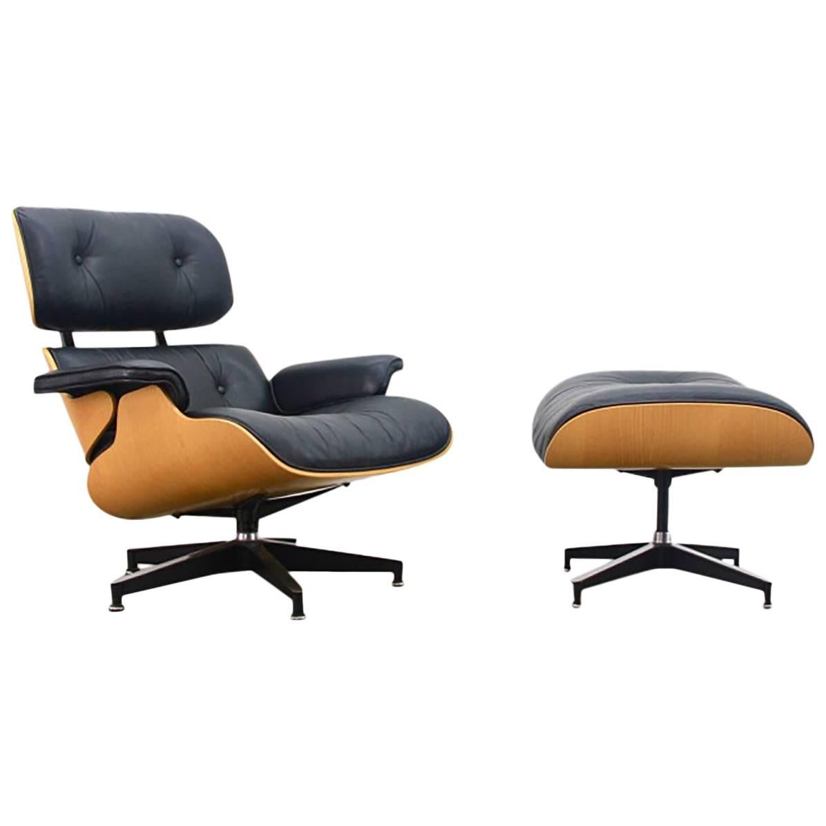 Eames Lounge Chair and Ottoman in Oak Veneer and Brown Leather, 1970s
