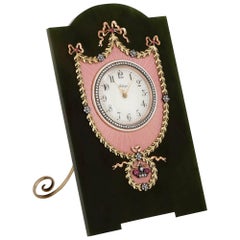 Horloge de table en émail guilloché et pierres précieuses de style Fabergé