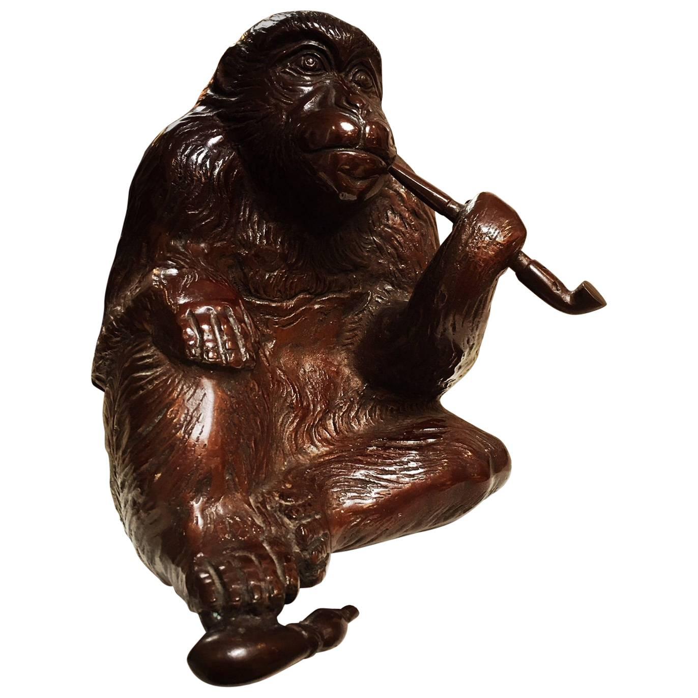 Un singe japonais fumant une pipe en bronze