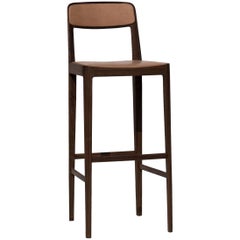 Taburete de bar Linea, nogal con asiento y respaldo tapizados en piel