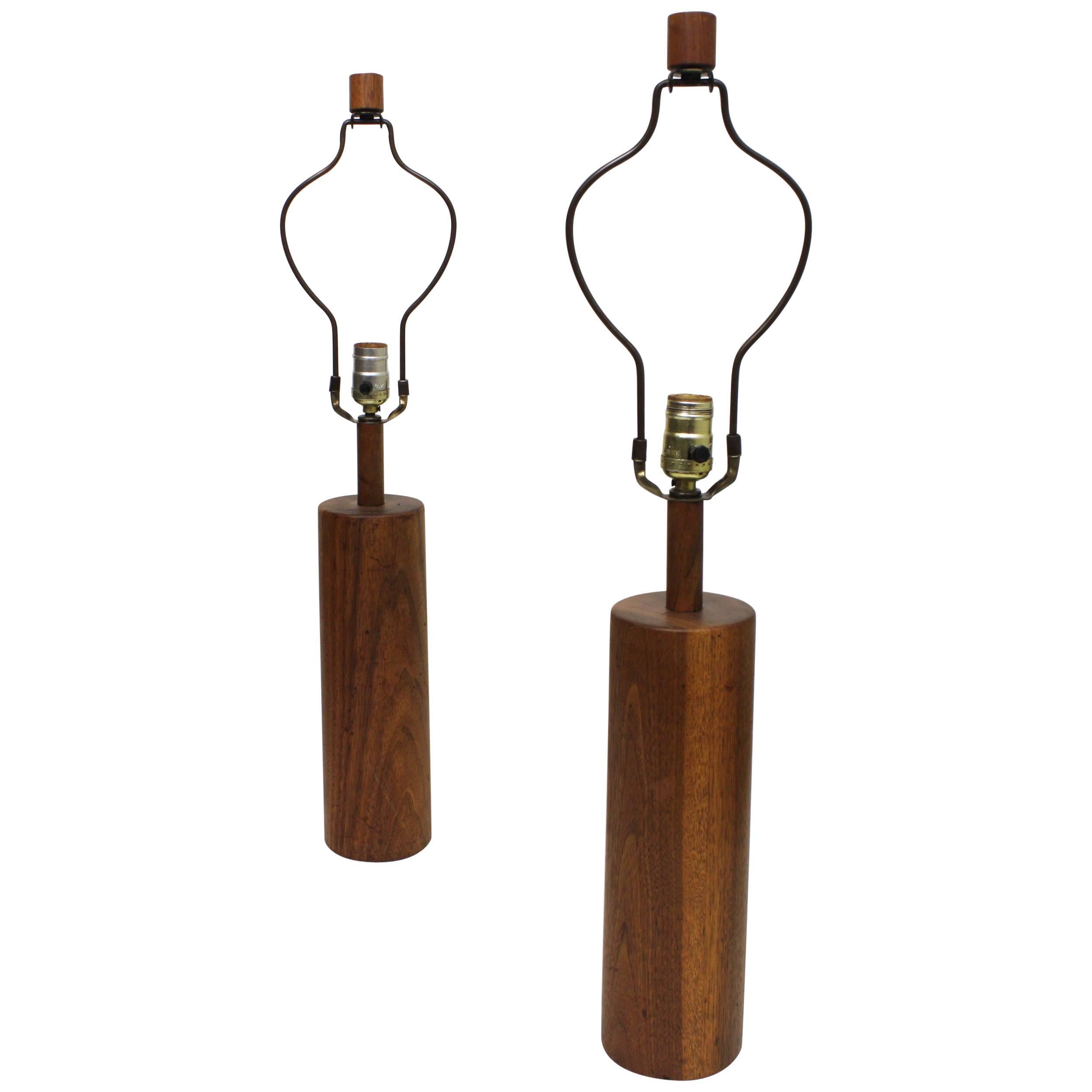 Pair Vintage Martz Marshall Studios W31-28 Mid-Century Modern Walnut Table Lamps For Sale