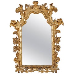 Miroir en bois doré du milieu du XVIIIe siècle, fin et rare