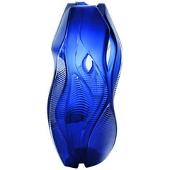 Vase manifeste Zaha Hadid et Lalique en cristal bleu nuit, édition numérotée