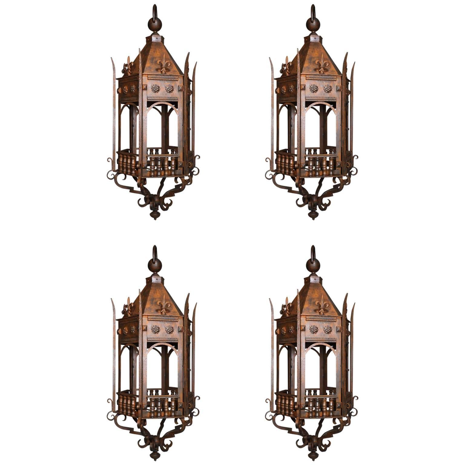 Ensemble de quatre lanternes suspendues hexagonales en fer forgé de style Louis XV français