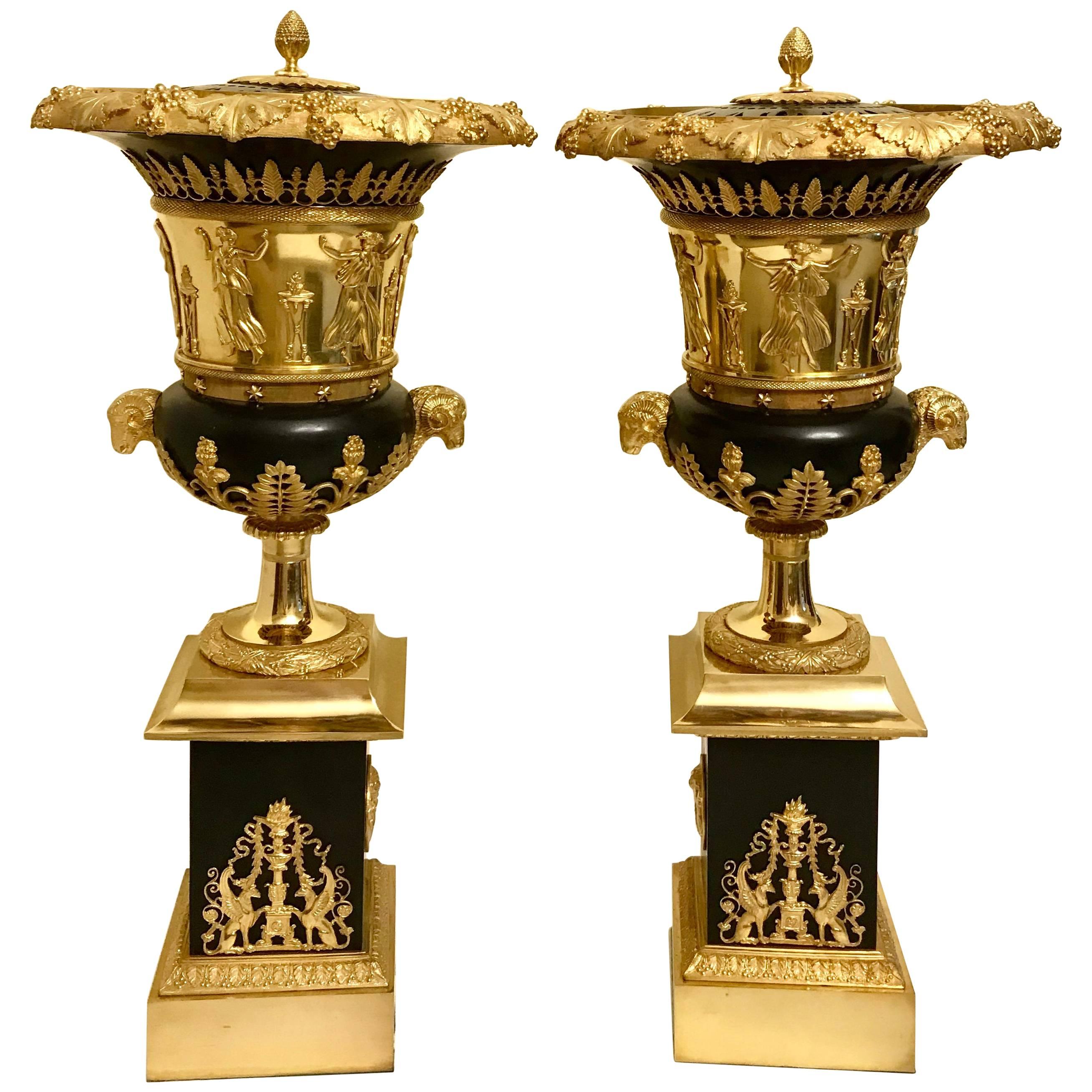 Paar vergoldete Bronze-Parfümflaschen im Empire-Stil im Empire-Stil in der Art von Thomire, 19. Jahrhundert im Angebot