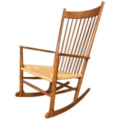 Vieux fauteuil à bascule Hans Wegner J16 en hêtre