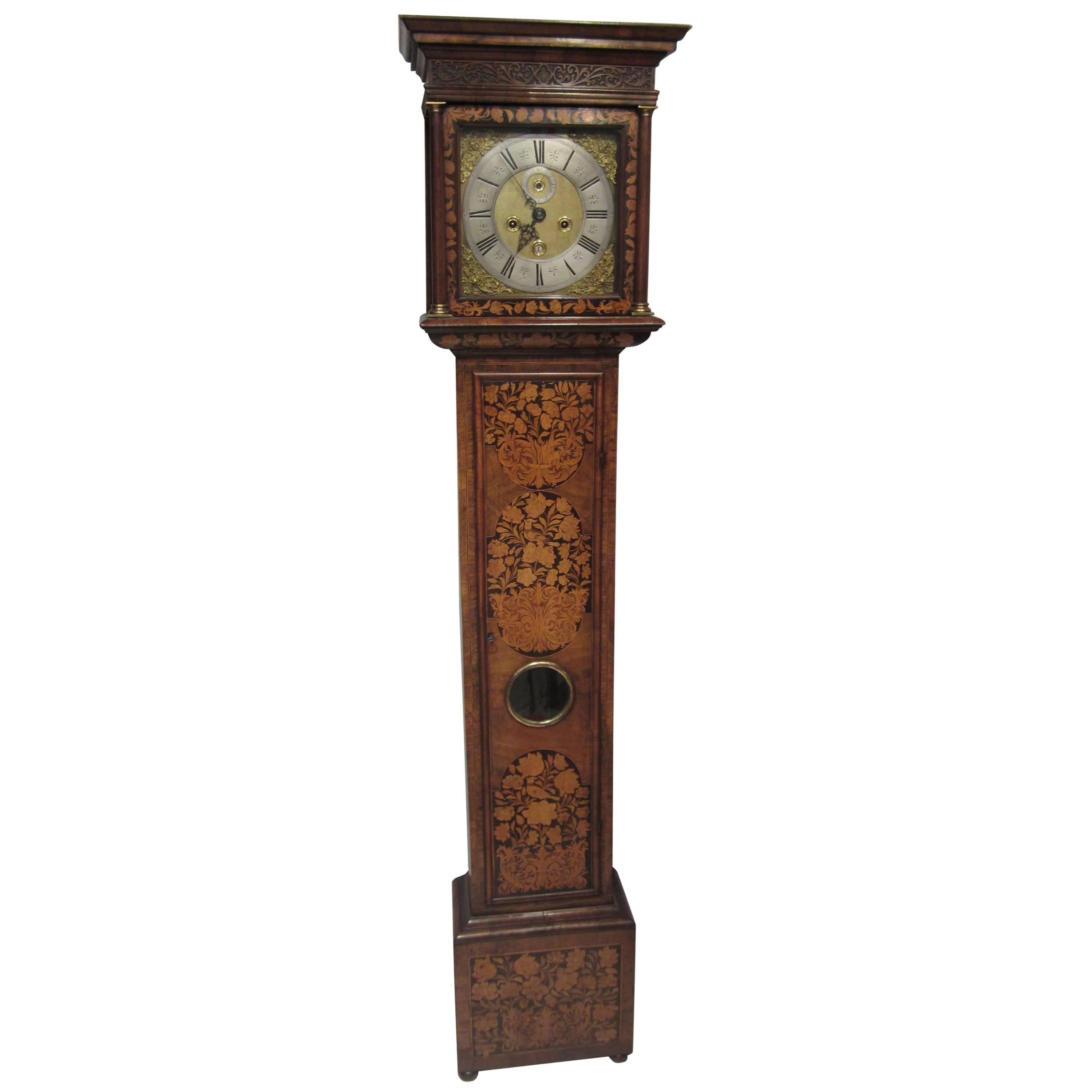 Reloj de caja larga de nogal y marquetería del siglo XVII