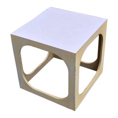 Pop Design, Kleiner Beistelltisch aus lackiertem Holz um 1960