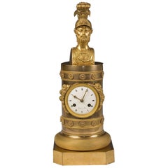 Reloj Imperio de bronce dorado sobre repisa, hacia 1800