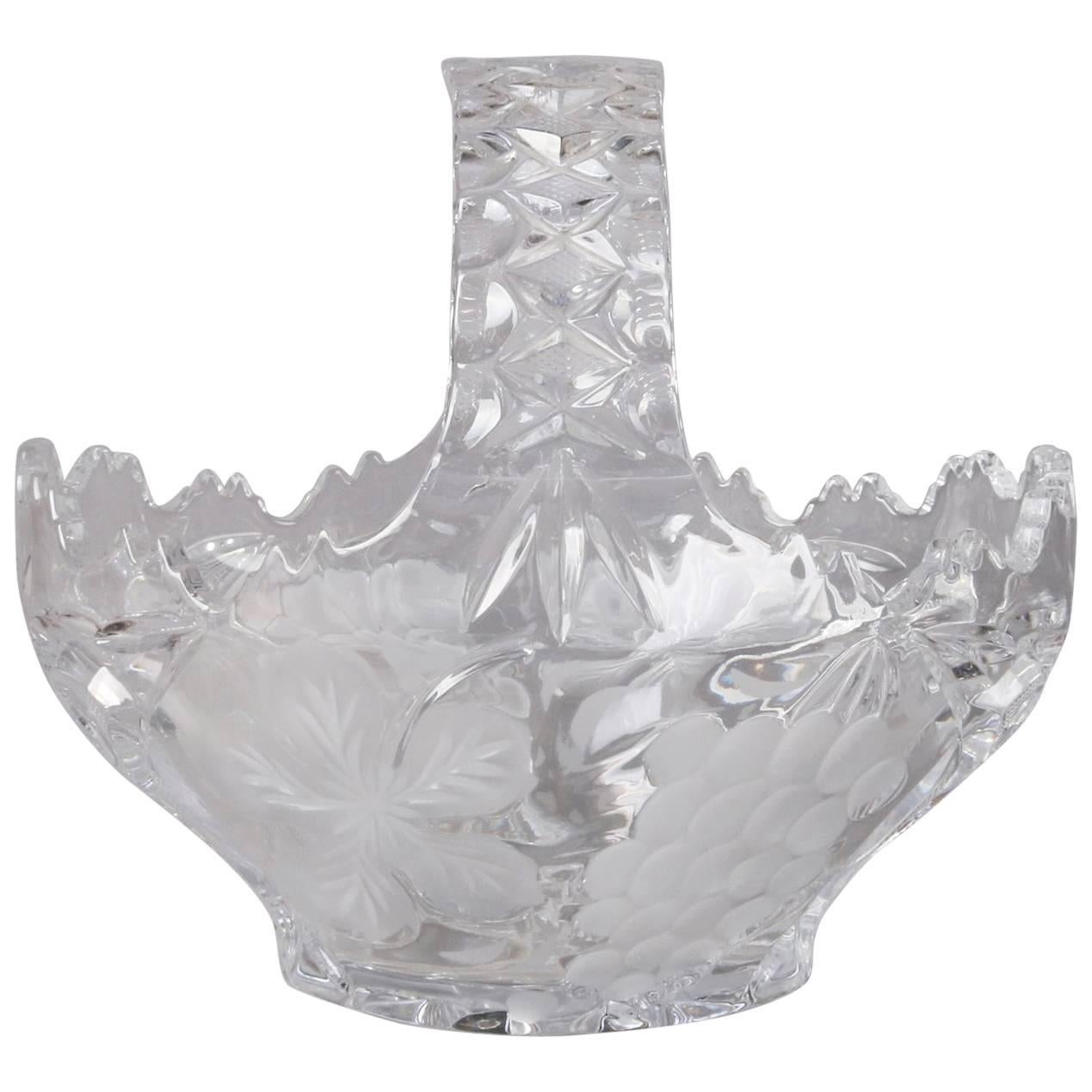 Cesta de cristal tallado y grabado con uvas y flores de la escuela Hawkes, S. XX en venta