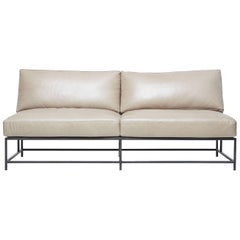 Loveseat de cuero crema y acero ennegrecido