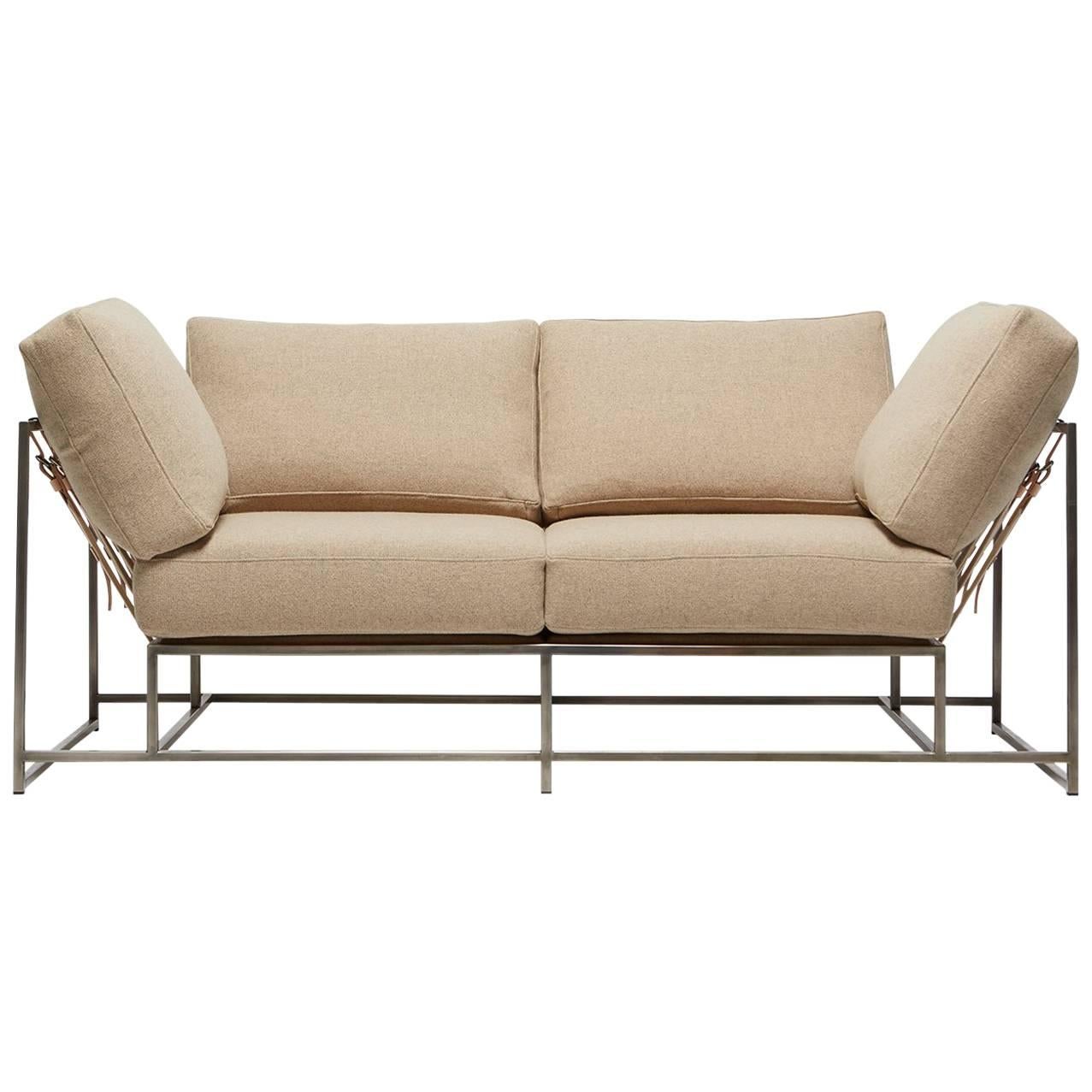 Zweisitziges Sofa aus hellbrauner Wolle und antikem Nickel