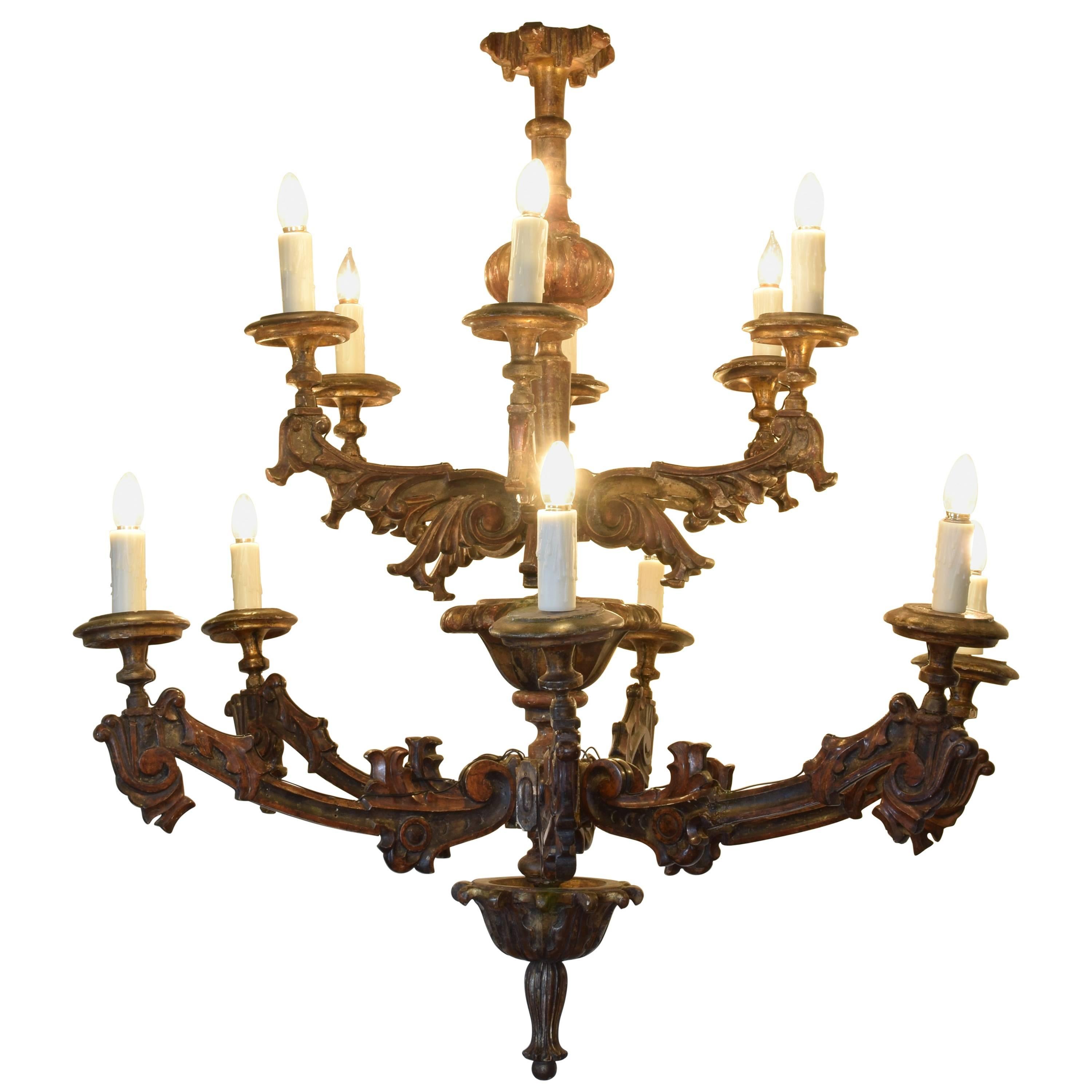 Italian Carved Giltwood Twelve-Arm Chandelier, First Half of the 19th Century