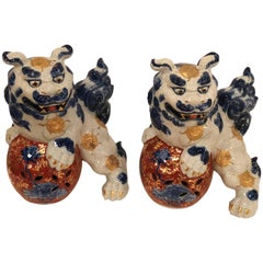 Paire de chiens Foo bleu et blanc de style chinoiserie vintage 