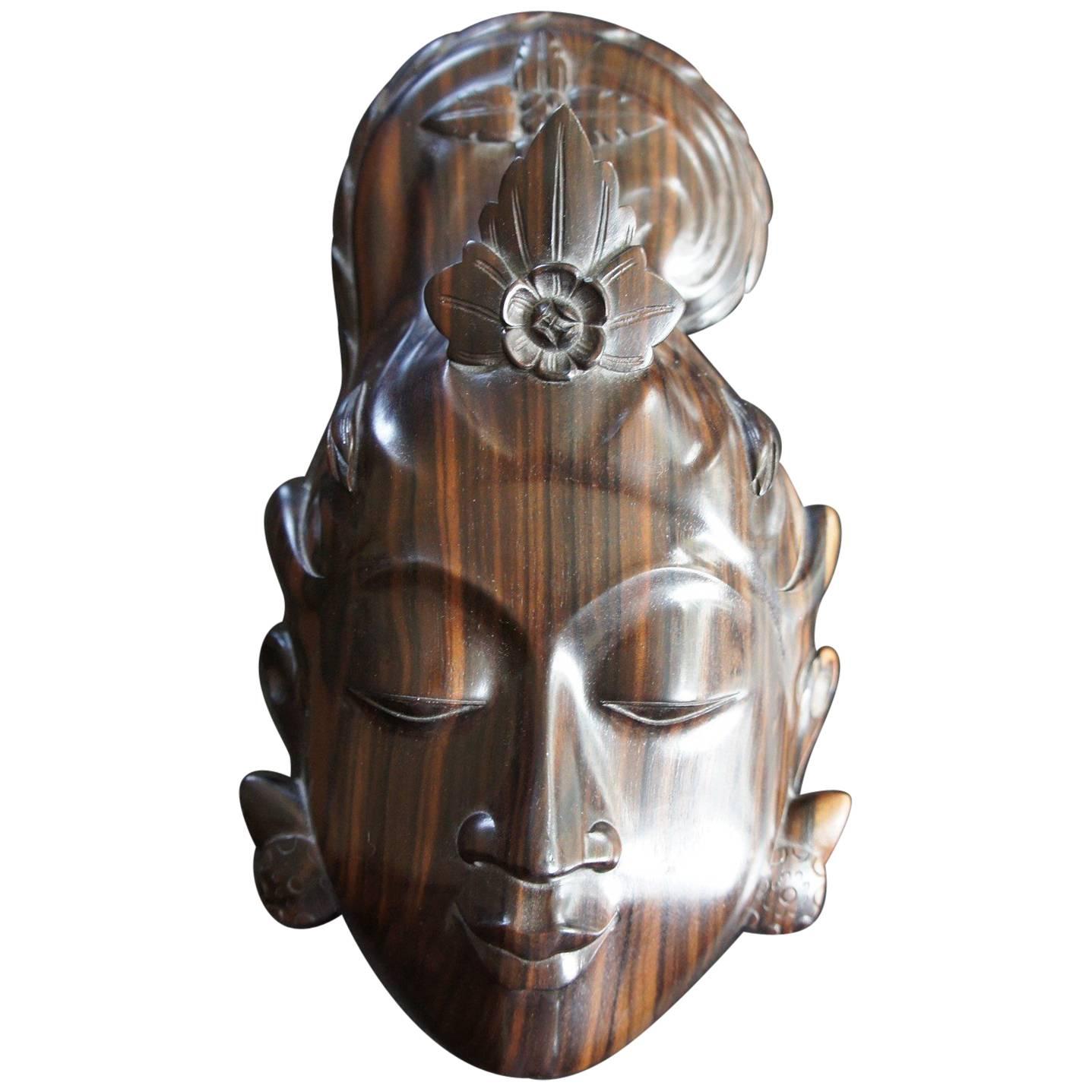 Balinesische Maske aus Makassar-Ebenholz:: handgeschnitzt:: aus der Mitte des Jahrhunderts von Njana Tilem Galerie