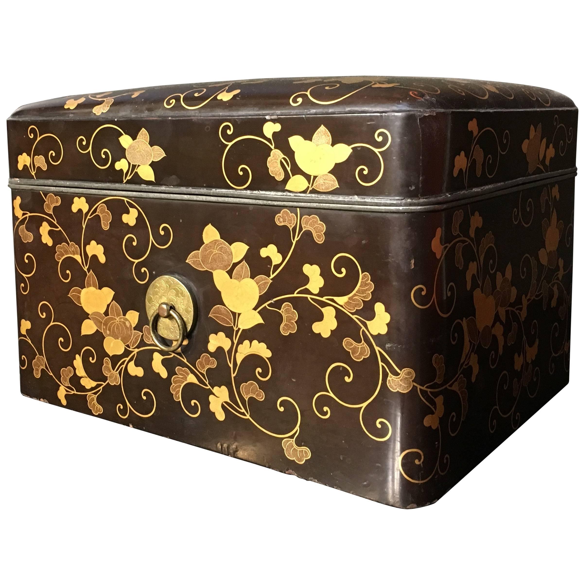 19th Century Japanese Edo Period Maki-e Decorated Black Lacquer Box and Tray