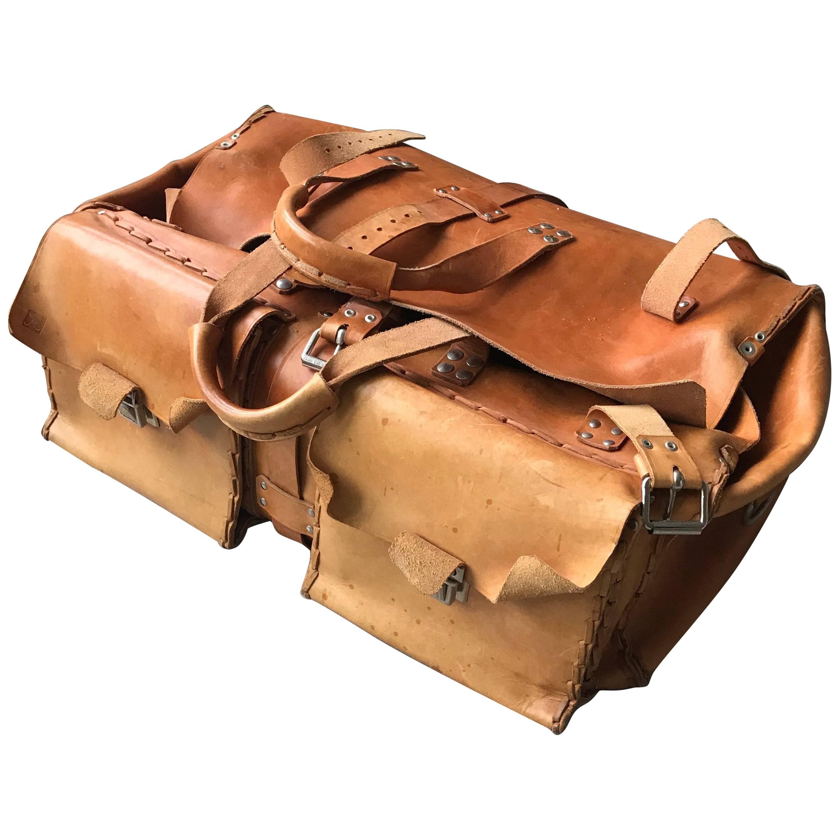Grand sac de voyage ou porte-revues en cuir vintage, utilitaire et décoratif en vente