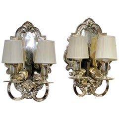 Pareja de apliques de pared de dos luces de metal plateado de estilo barroco