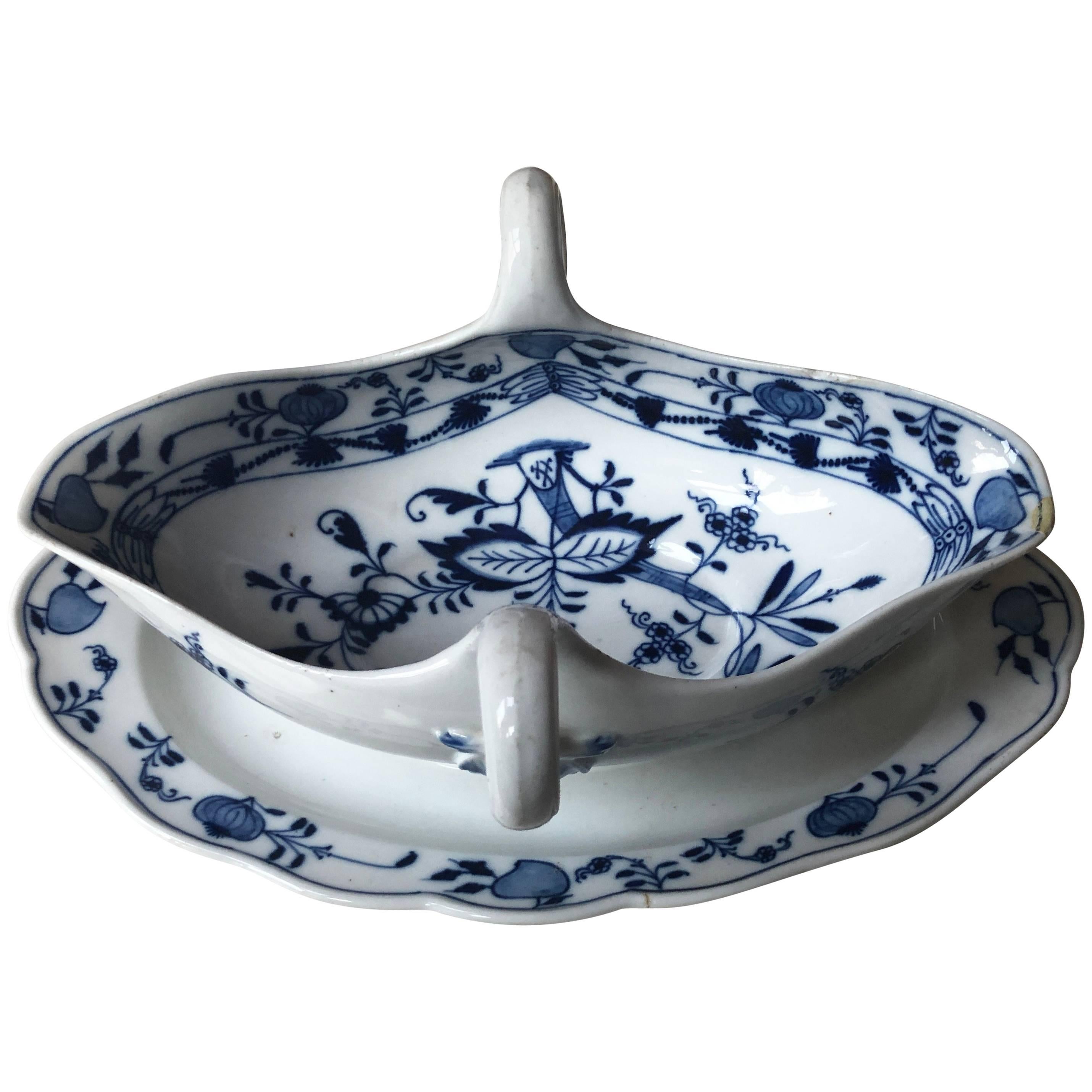 Late 19th Century Meissen Porcelain Blue Onion Gravy Dish For Sale