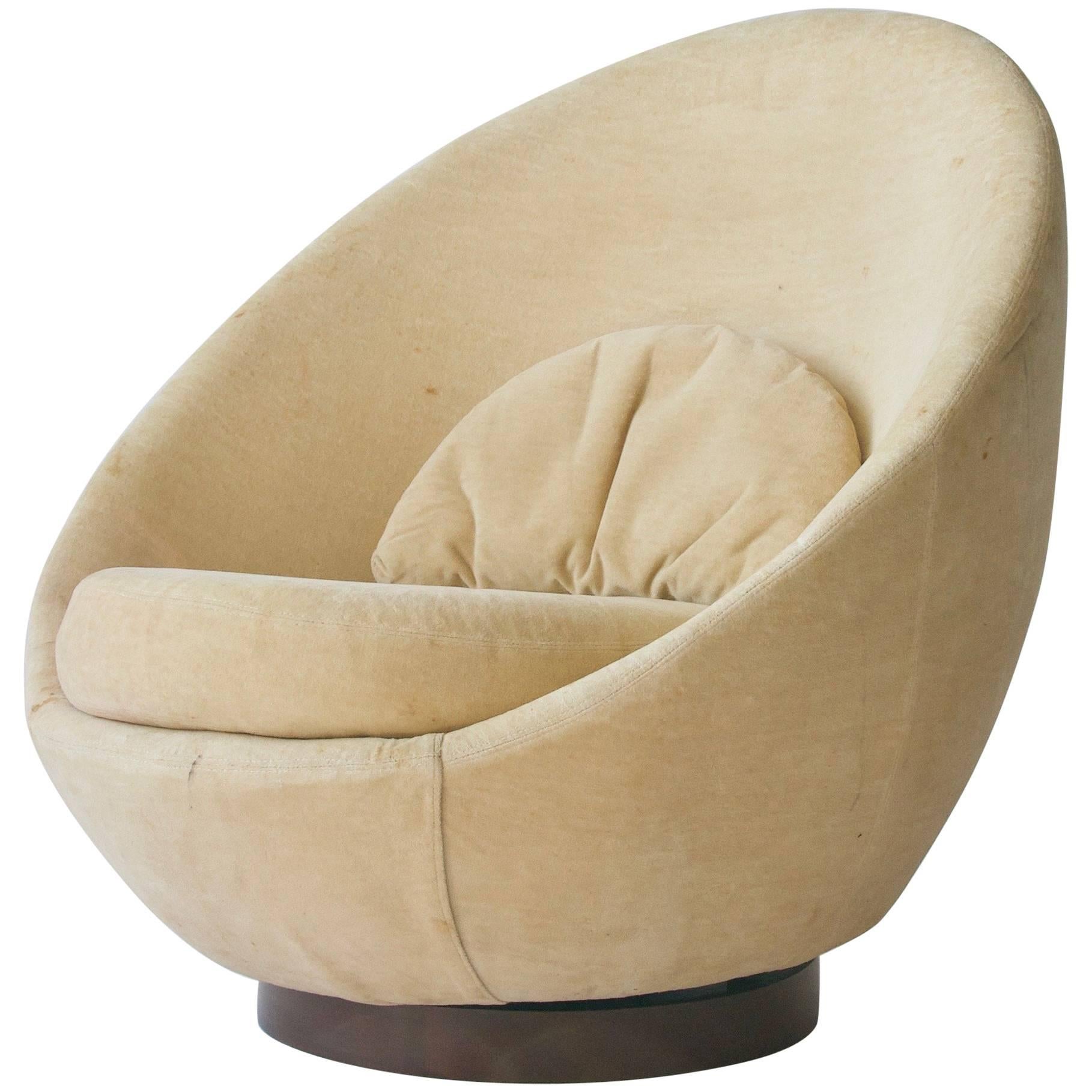 Milo Baughman Large-Scale Swivel Chair