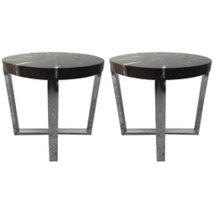 Paire de petites tables d'appoint en bois pétrifié noir et verrerme avec plateau en veine chromé, fabriquées à la main