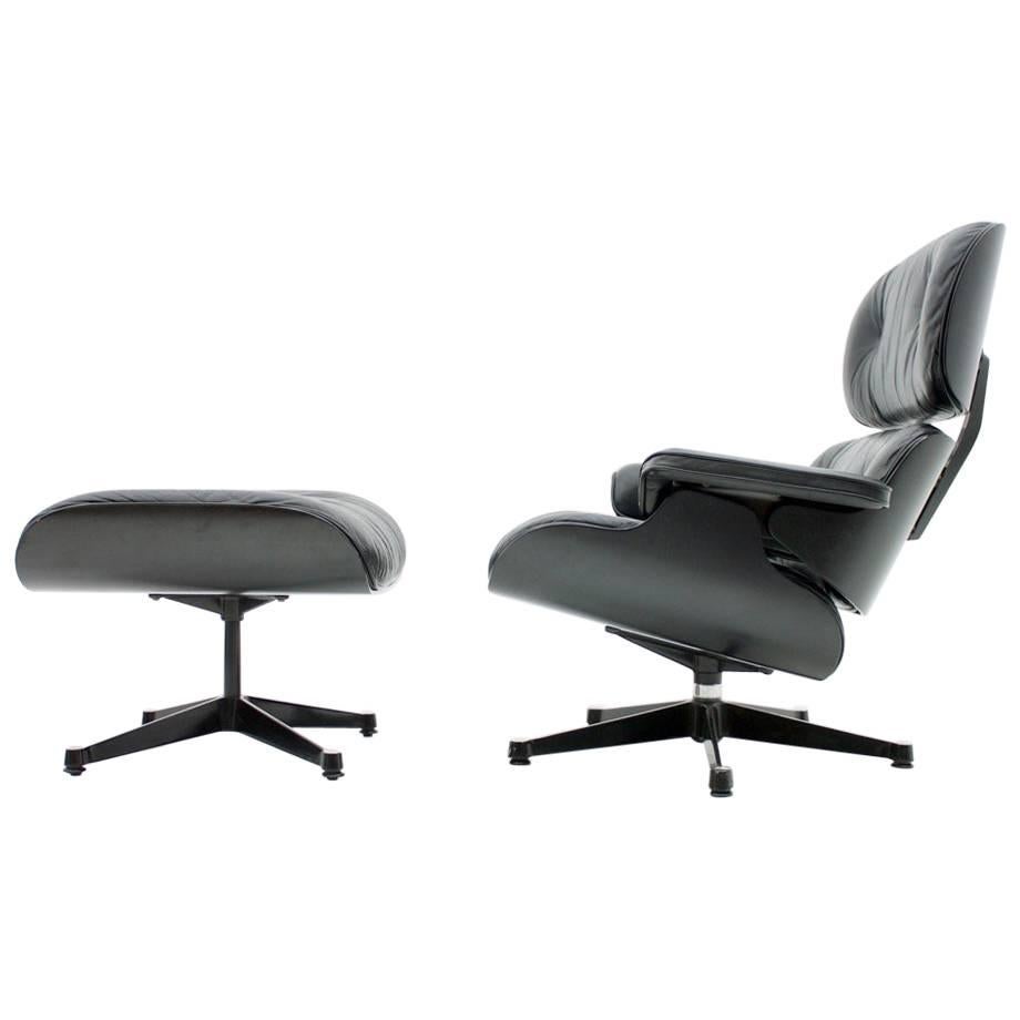 Charles Eames Lounge Chair with Ottoman Black / Black For Sale