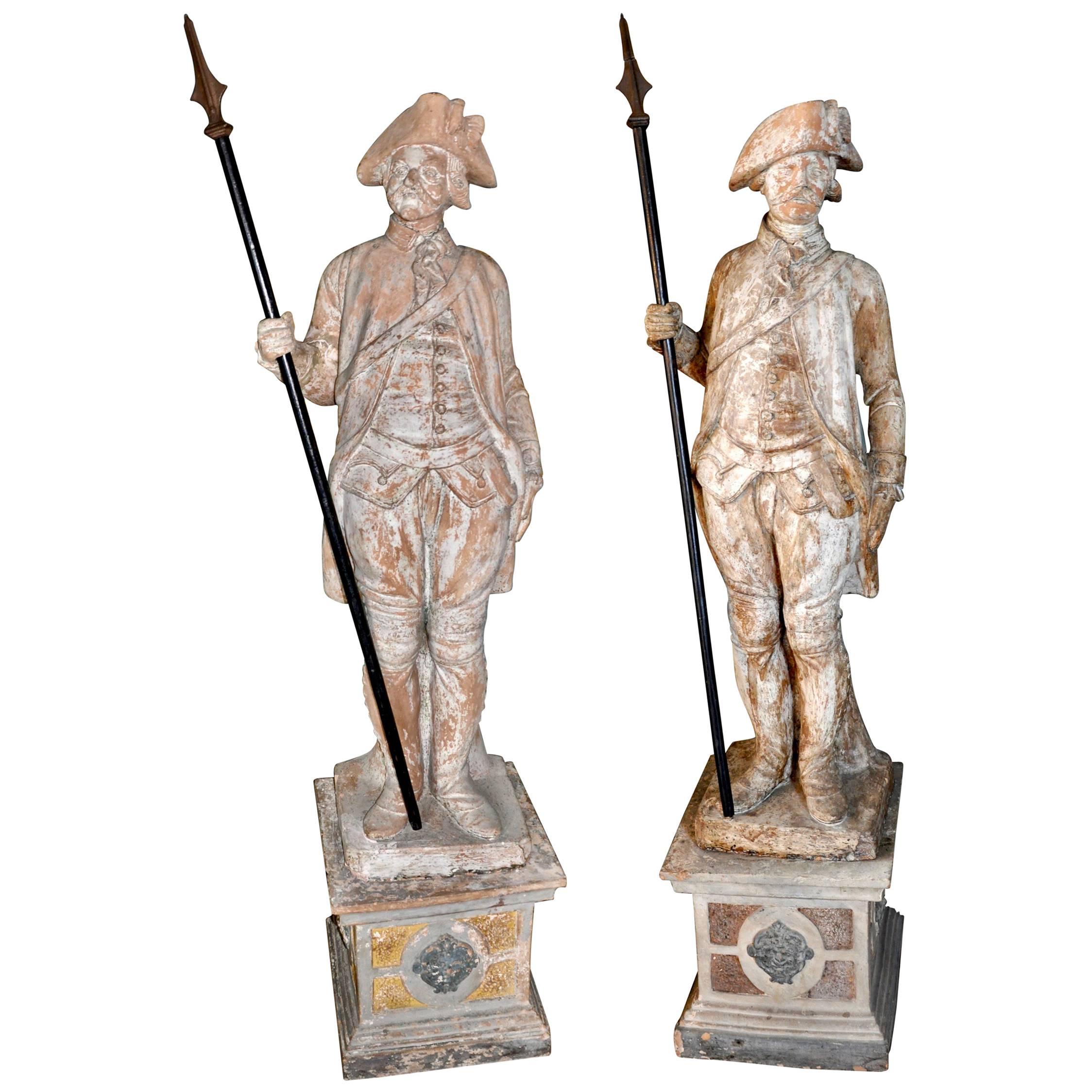 Paire de statues de garde d'entrée en terre cuite du XIXe siècle, France