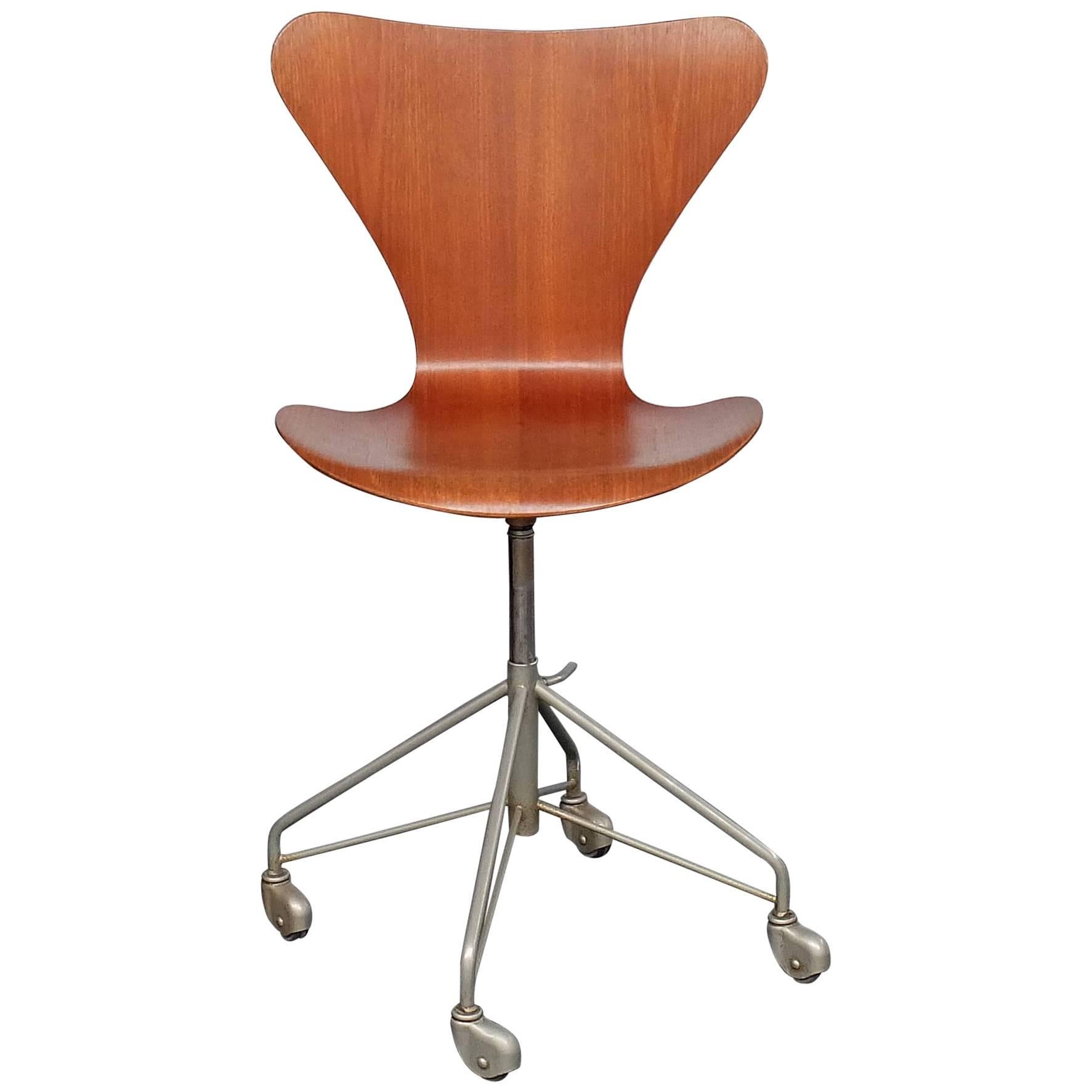 Arne Jacobsen 1950's Model 3117 Fritz Hansen Sevener Adjustable swivel chair For Sale