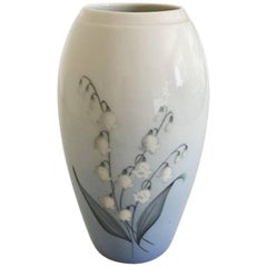 Bing 
Grondahl Vase n° 67/251 avec motif de fleur de nénuphar de la vallée