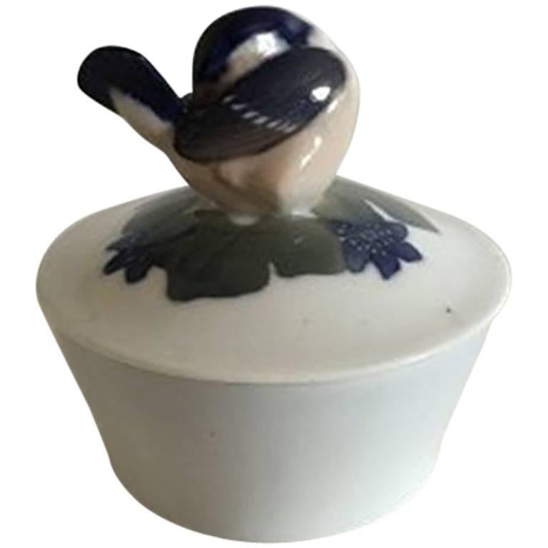 Bol à couvercle Royal Copenhagen n°483/400 avec motif de fleurs En