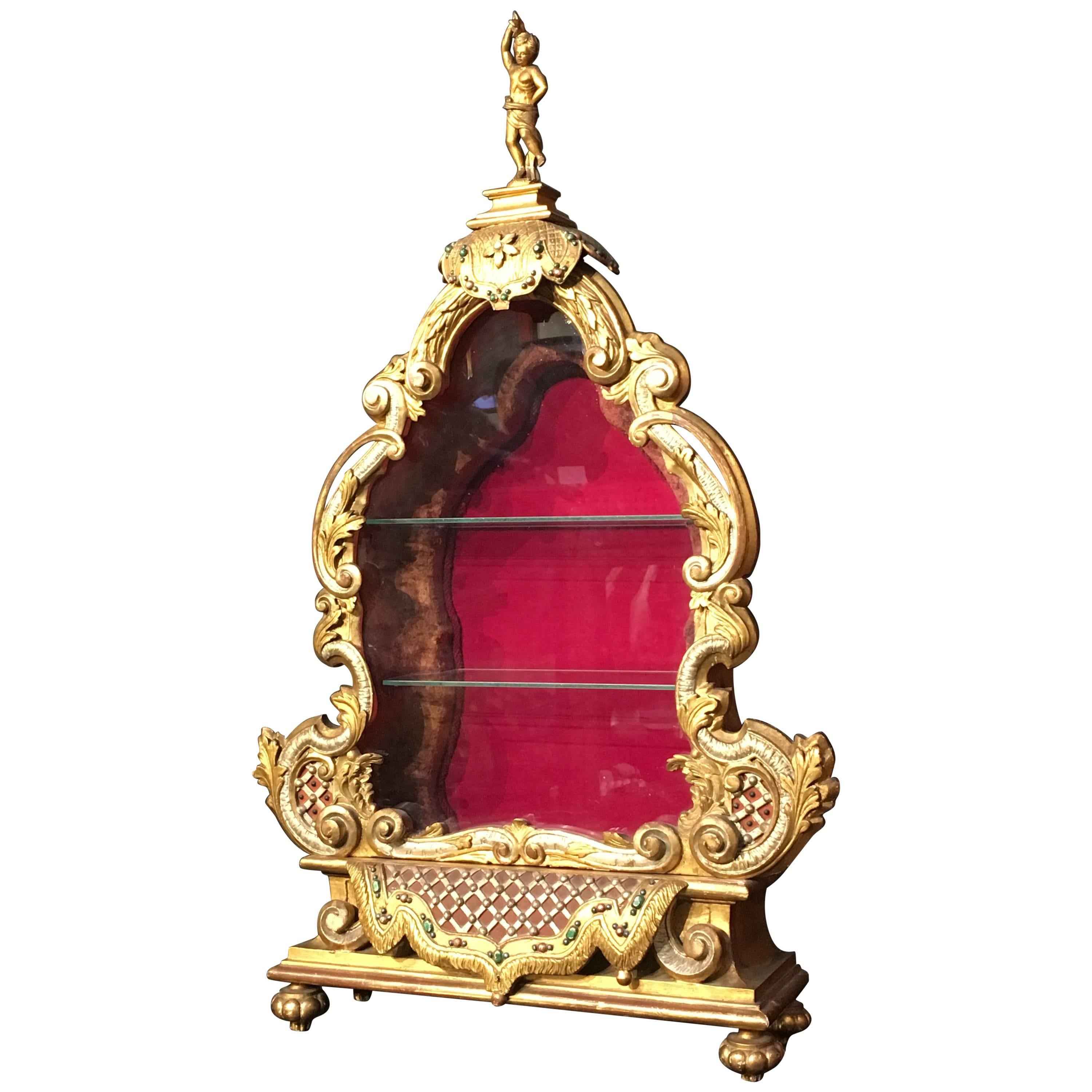 Vitrine sur pied italienne de la fin du XIXe siècle de style néo-baroque dorée et polychrome