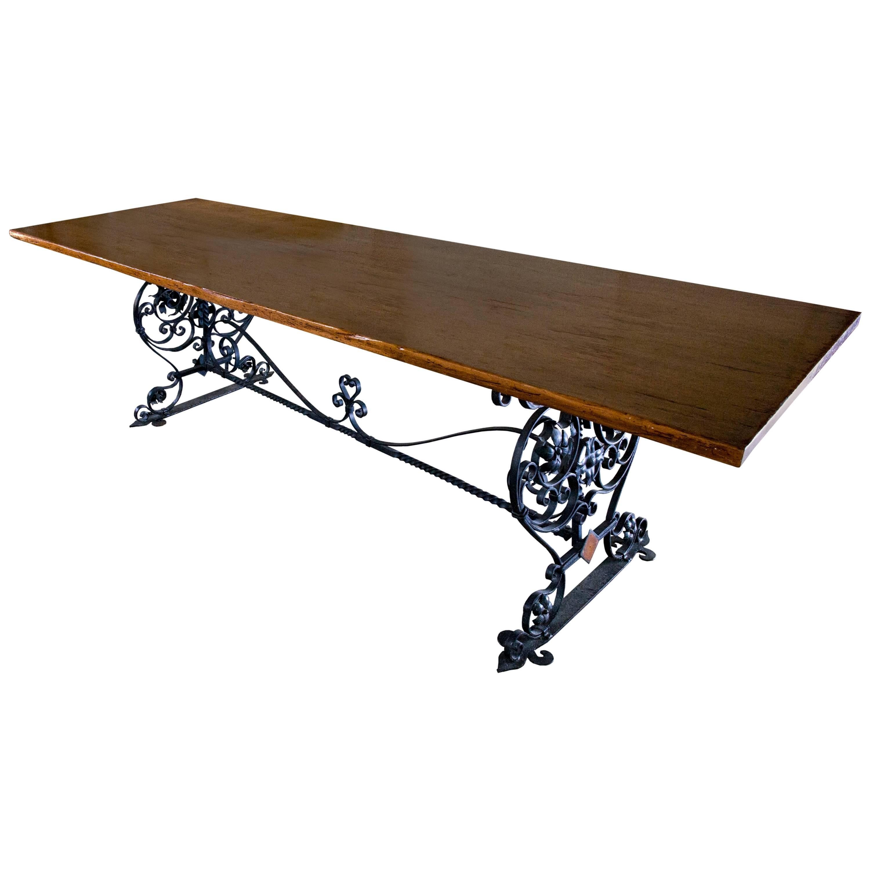 Table à plateau en noyer massif