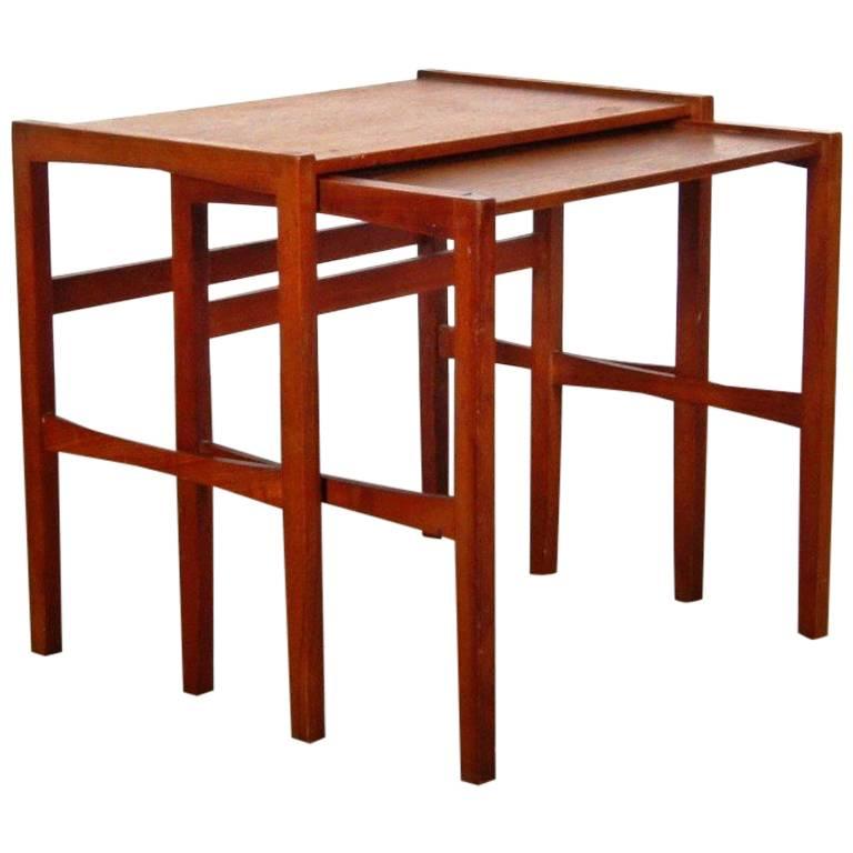 Set aus zwei verschachtelten Tischen aus der Mitte des Jahrhunderts, Dänemark, 60er Jahre.
