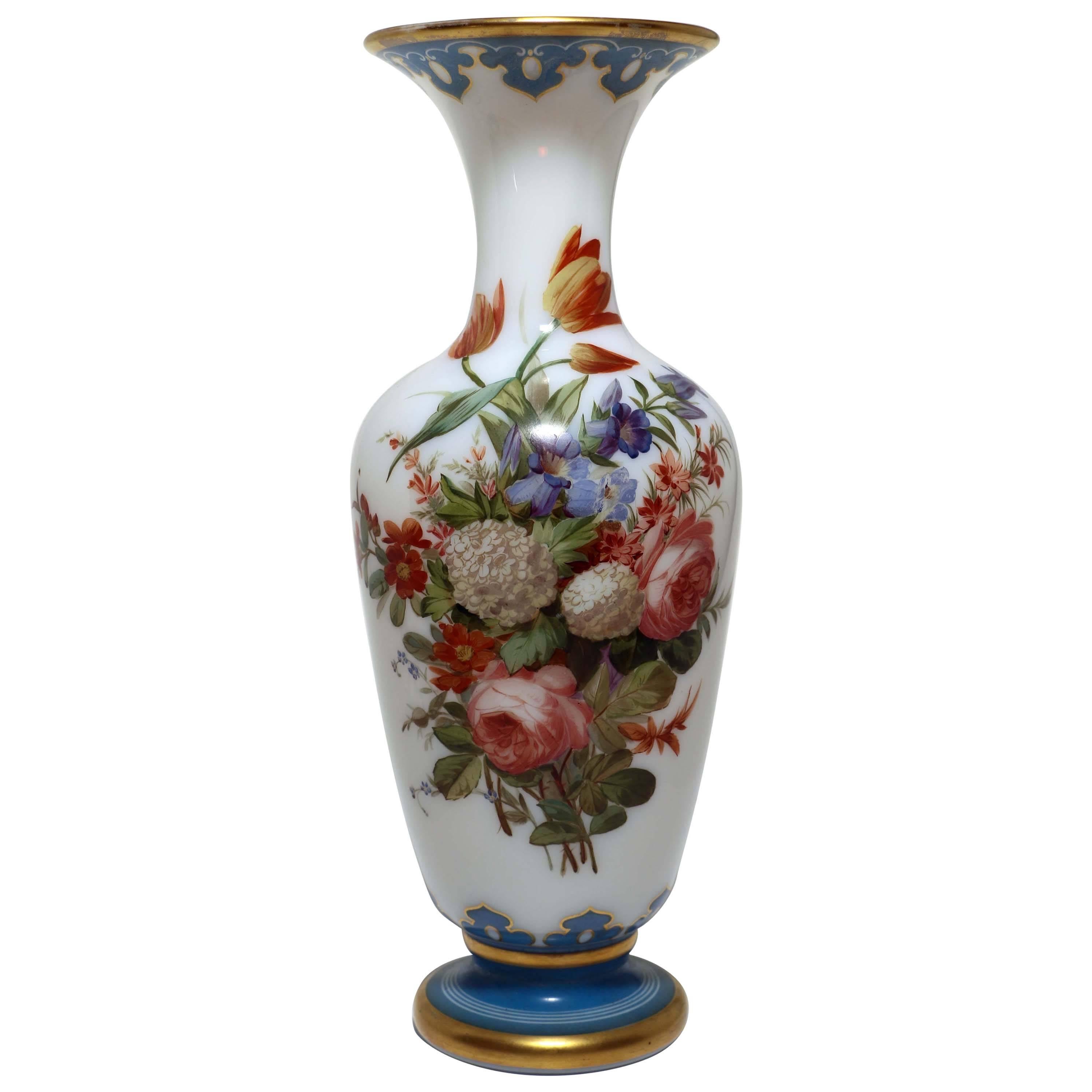 Vase peint à la fleurs en verre de Baccarat opalin blanc en vente