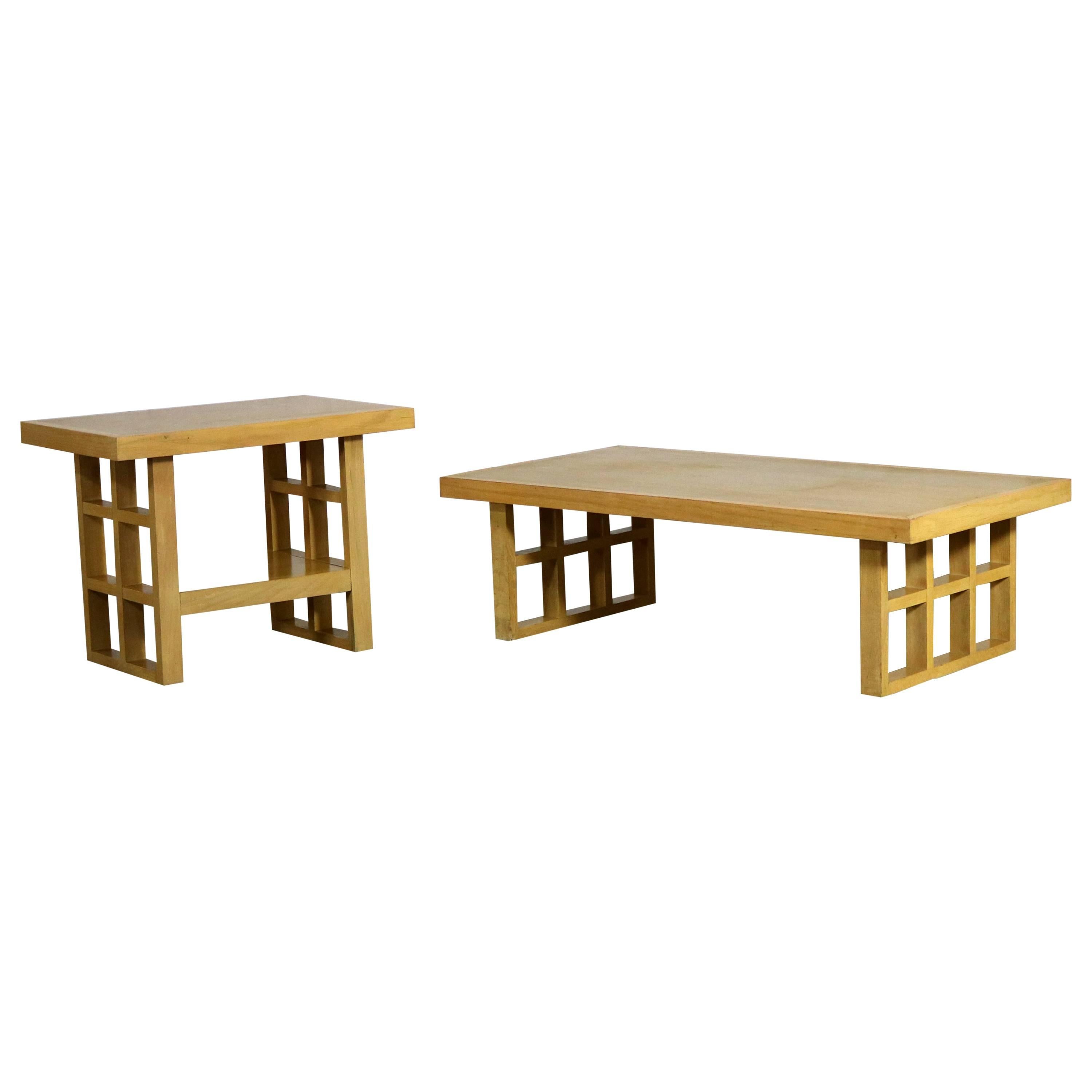 Paire de tables d'appoint et table basse en chêne blond de style mi-siècle moderne