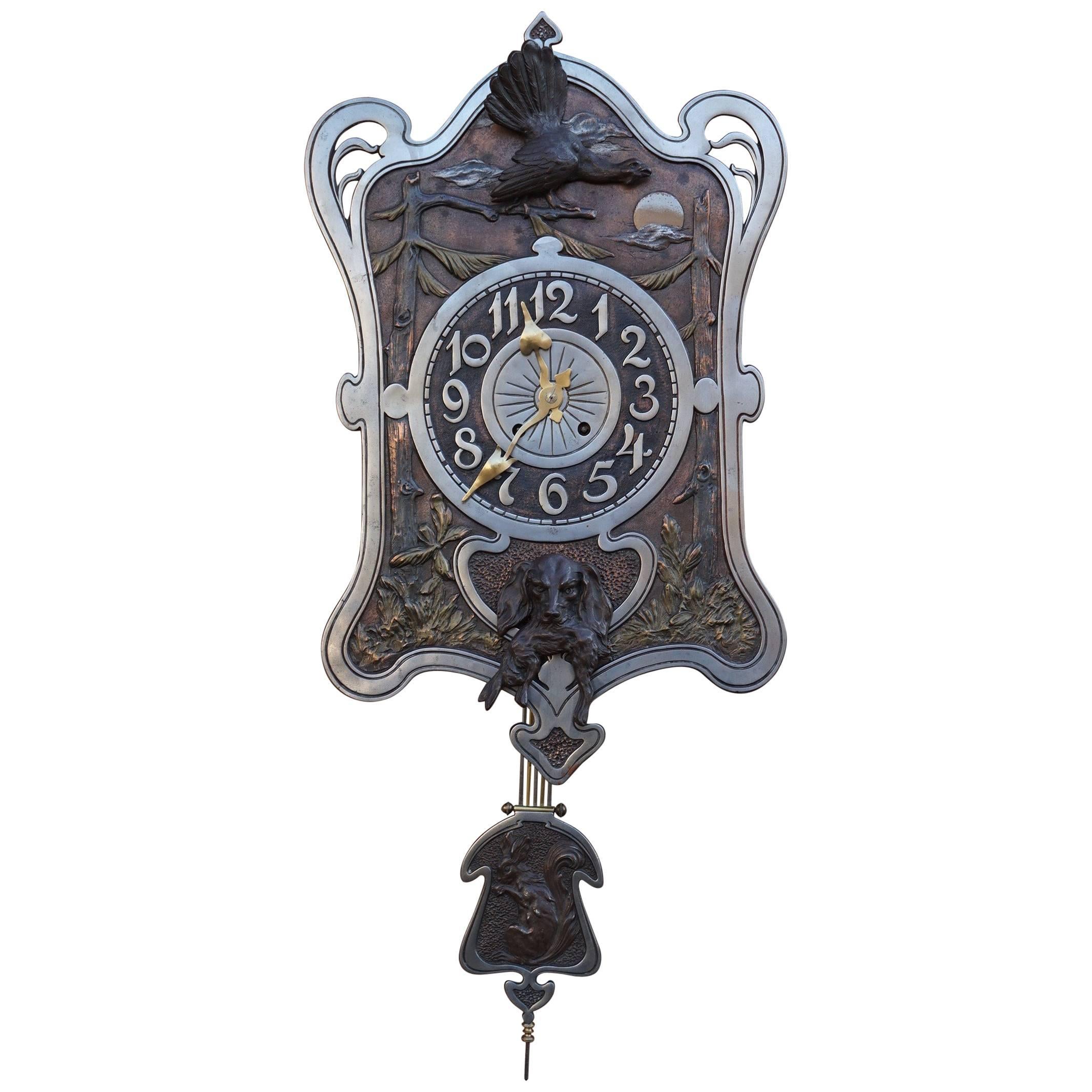 Horloge de chasse Arts and Crafts ancienne avec sculptures de chiens et d'oiseaux en bronze