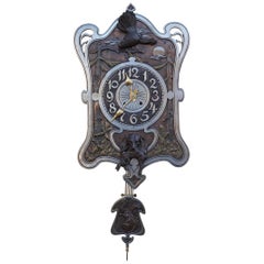 Horloge de chasse Arts and Crafts ancienne avec sculptures de chiens et d'oiseaux en bronze