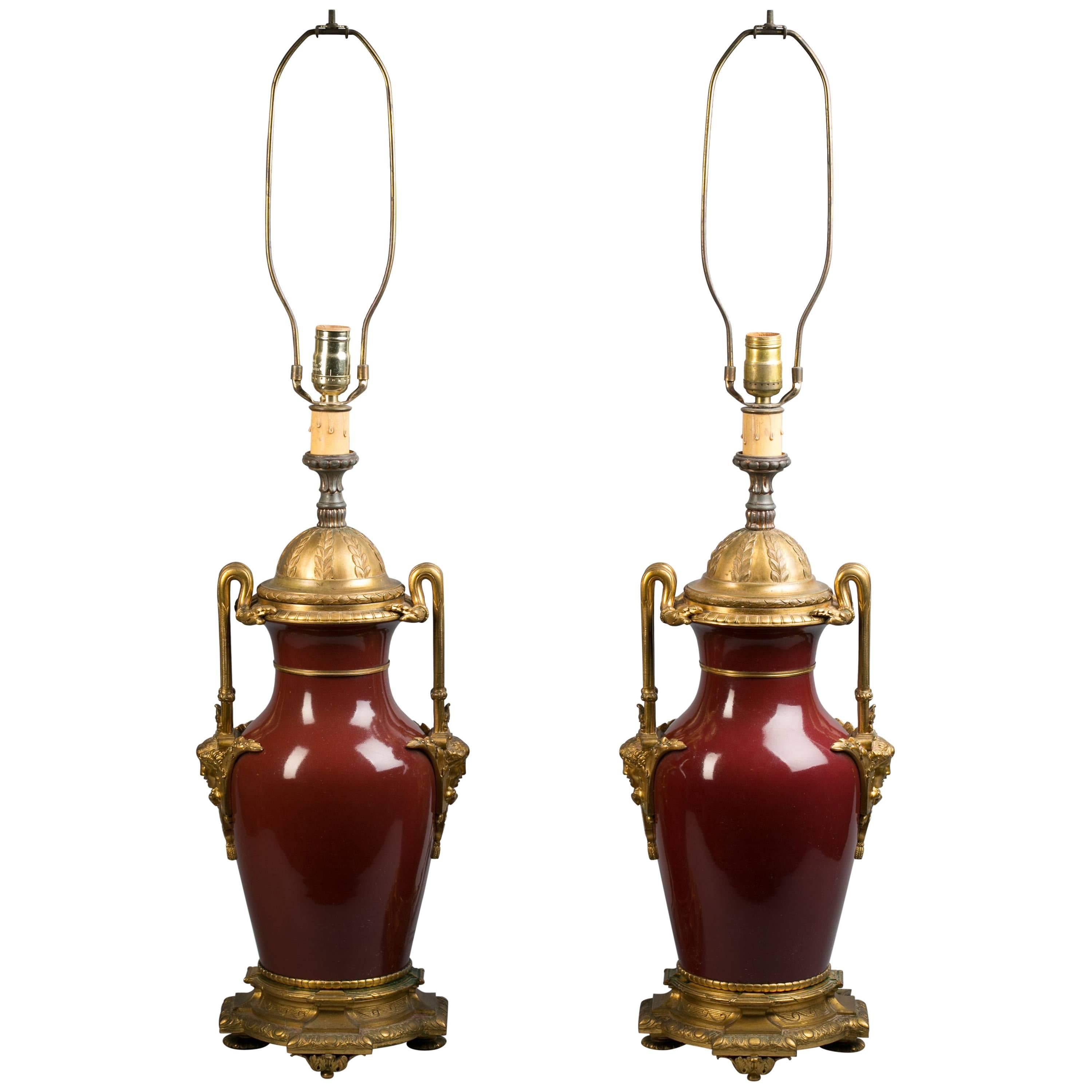 Paar als Lampen montierte Sang de Boeuf-Vasen aus vergoldeter Bronze, um 1860