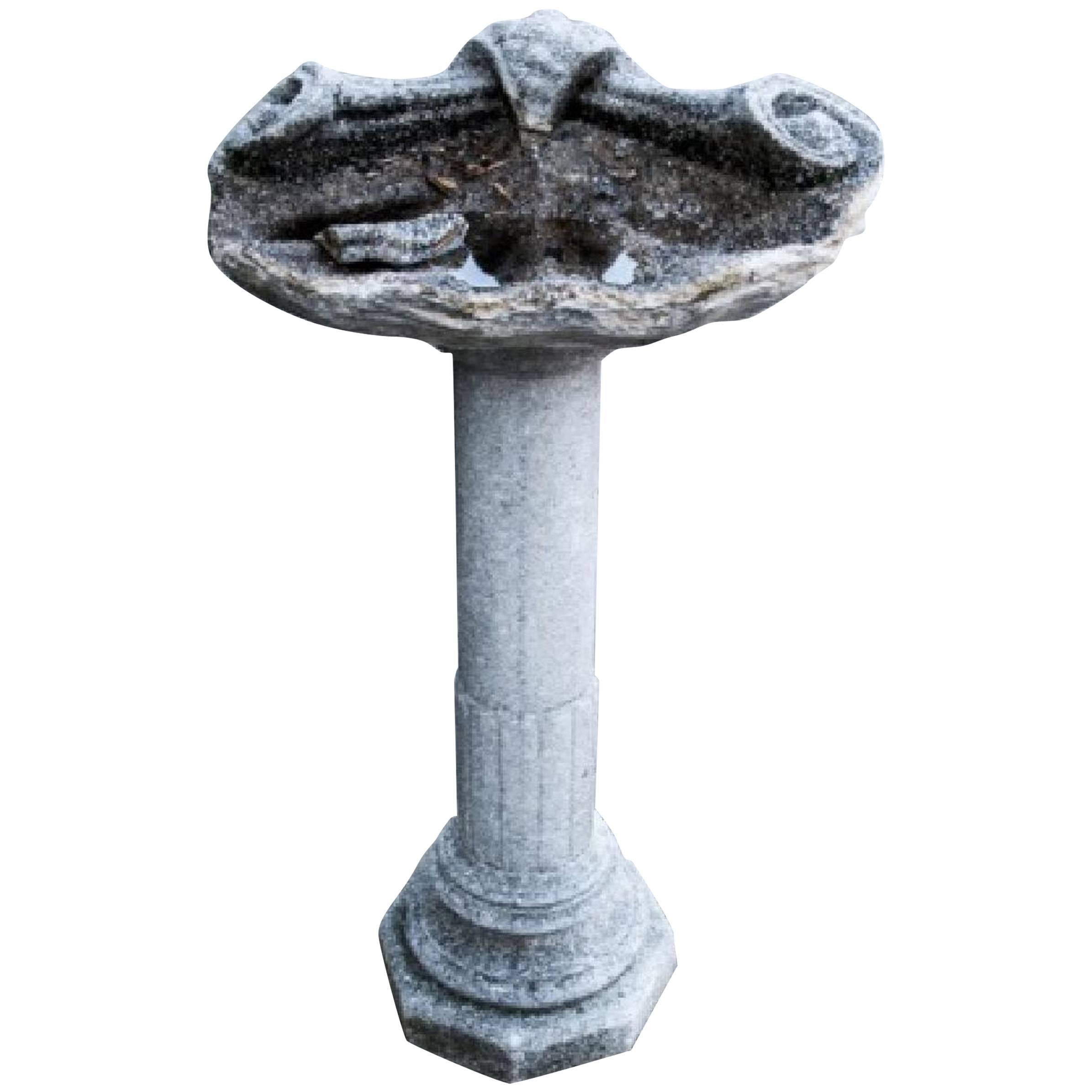 Guéridon ancien en pierre moulée en forme d'oiseau et de coquillage