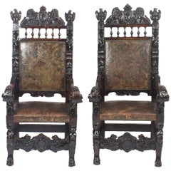 paire de chaises trônes gothiques en chêne sculpté et cuir du 19ème siècle