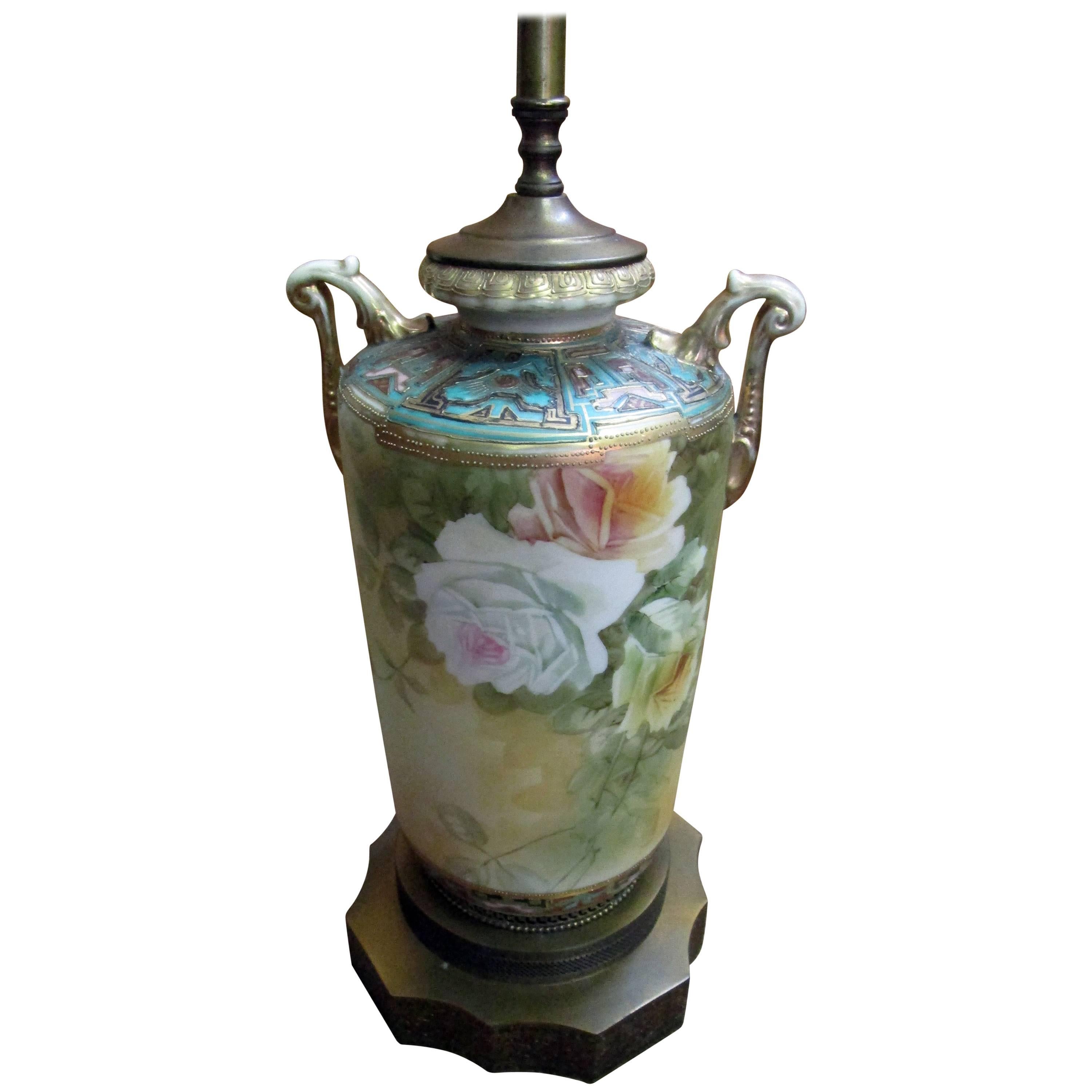 Lampe urne Moriage de Nippon du XIXe siècle avec roses